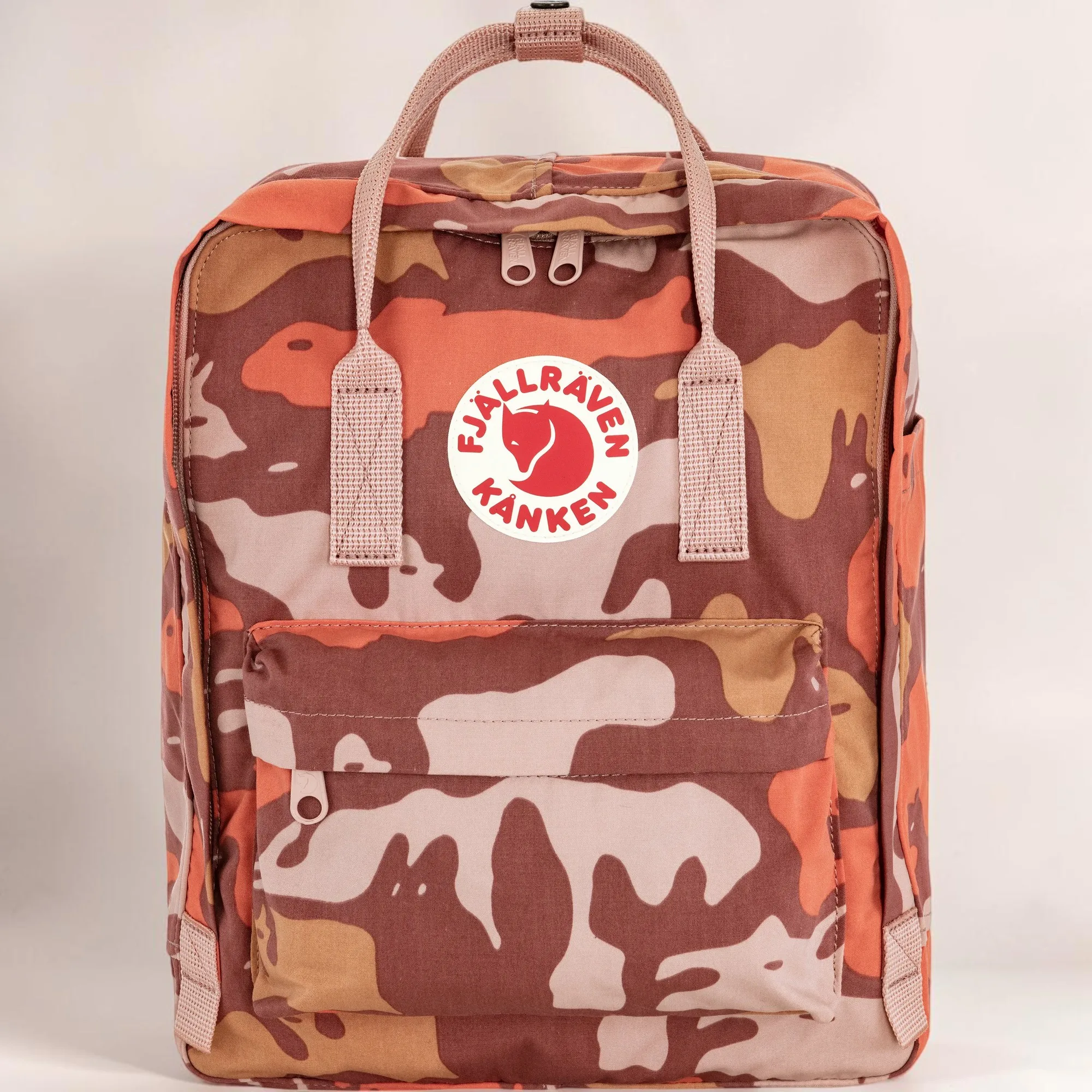 Imagem do produto  Fjallraven Kanken Mochila Graphics Chalk Rose-Hidden Animals