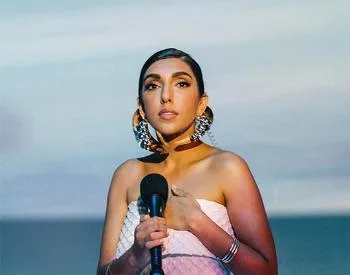 Fotografia do autor Rupi Kaur