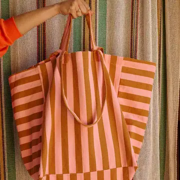Rose in April Tote Bag Elisa Riscas Caramel / Strawberry - Image 2