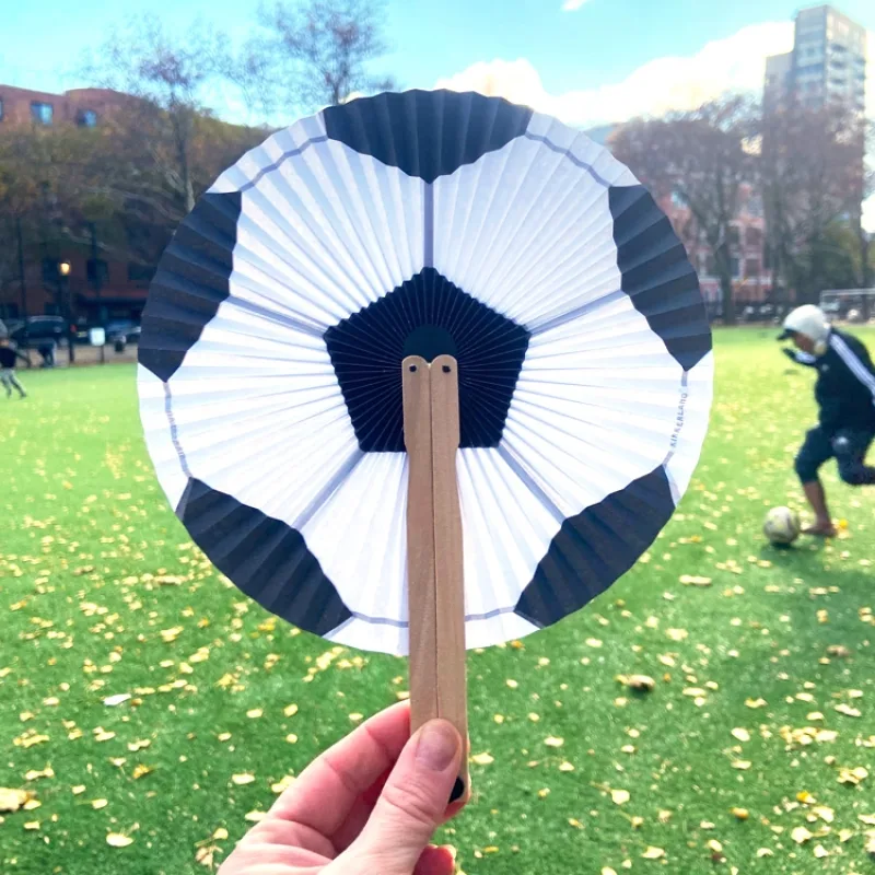 Imagem do produto  Kikkerland Leque Soccer Fan